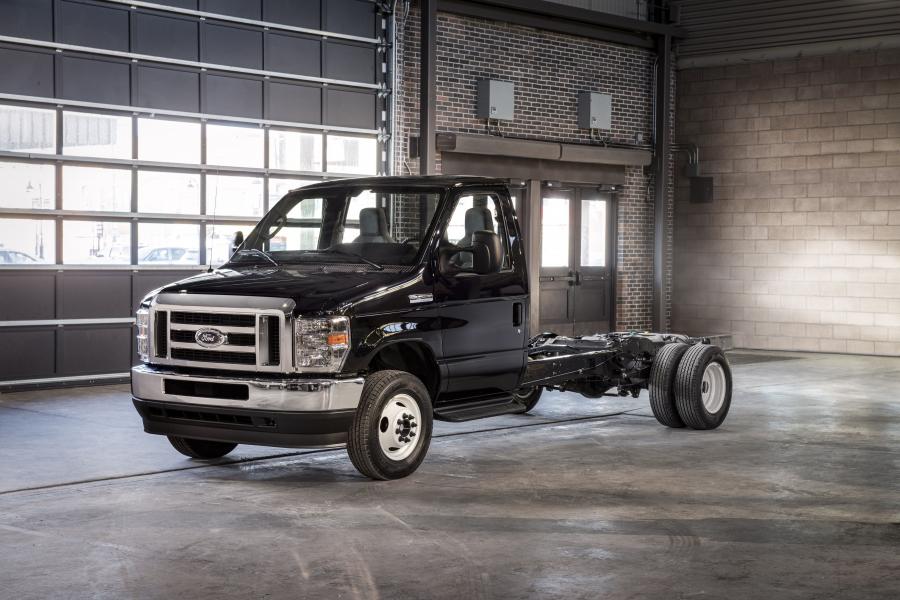 Ford E450 Super Duty Cutaway Van Release Truck 2019 года выпуска. Фото